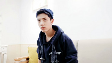 Картинка мужчины xiao+zhan актер шапка толстовка диван