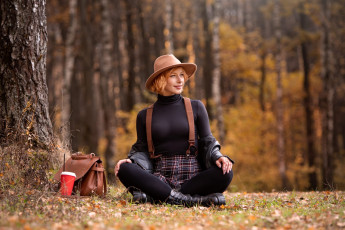 Картинка анастасия+жилина девушки анастасия жилина осень лес деревья листва красотка девушка модель рыжеволосая поза стройная сексуальная флирт