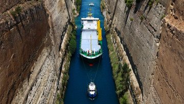 Картинка корабли баржи вид с воздуха корабль вода между скалами буксир пролив