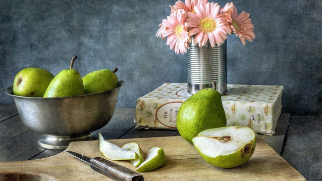 Обои картинки фото еда, груши, миска, книга, герберы