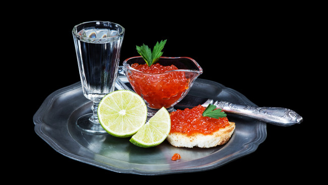 Обои картинки фото еда, икра, деликатес, красная, поднос, рюмка, водка, нож