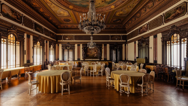 Обои картинки фото интерьер, кафе,  рестораны,  отели, банкетный, зал, люстра, столы, стулья