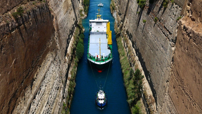 Обои картинки фото корабли, баржи, вид, с, воздуха, корабль, вода, между, скалами, буксир, пролив