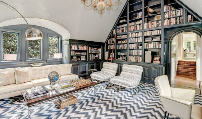 Обои картинки фото интерьер, гостиная, диван, глобус, книжный, шкаф