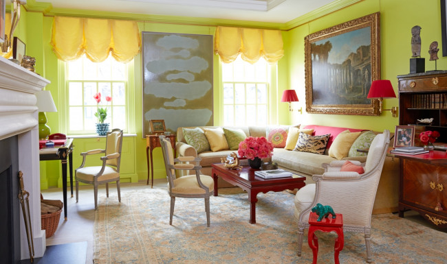 Обои картинки фото интерьер, гостиная, диван, подушки, книжный, шкаф