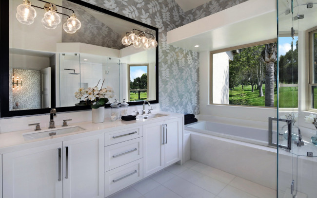 Обои картинки фото интерьер, ванная и туалетная комнаты, ванна, букет, лампы