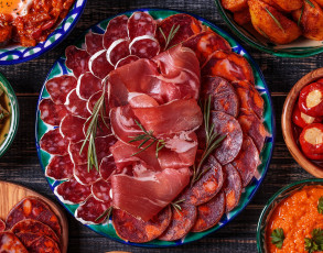 Картинка еда колбасные+изделия розмарин ветчина колбаса копченая ассорти