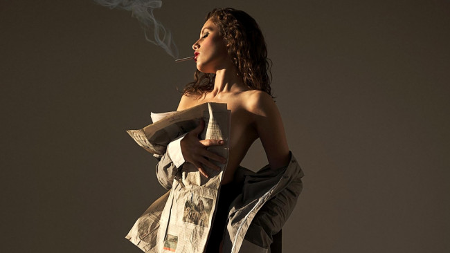 Обои картинки фото девушки, - брюнетки,  шатенки, шатенка, сигарета, газеты