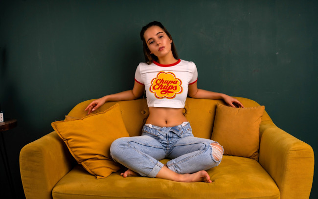 Обои картинки фото девушки, - брюнетки,  шатенки, шатенка, топ, джинсы, диван