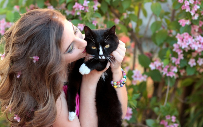 Обои картинки фото девушки, - лица,  портреты, русая, лицо, кот, цветы, браслет