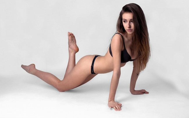 Обои картинки фото eliza wolniewicz, девушки, русая, белье, пол