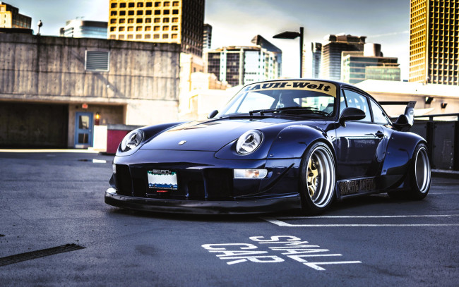 Обои картинки фото porsche 911, автомобили, porsche, синий, двор, город, здания