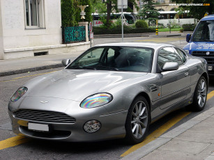 Картинка aston martin автомобили выставки уличные фото