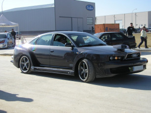 Картинка автомобили выставки уличные фото