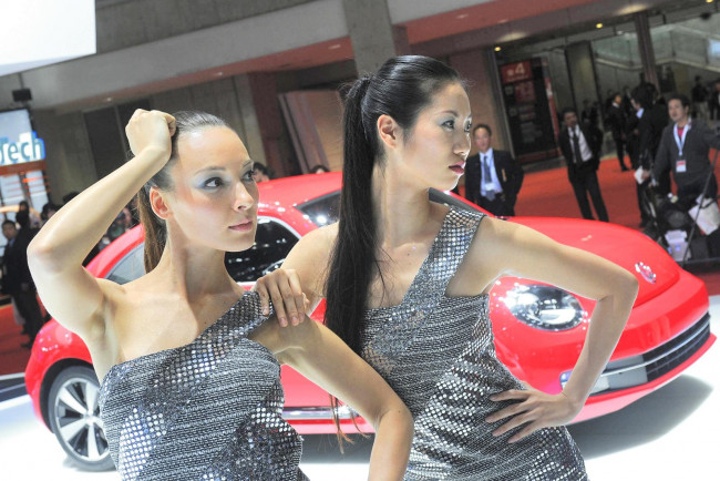 Обои картинки фото автомобили, авто, девушками