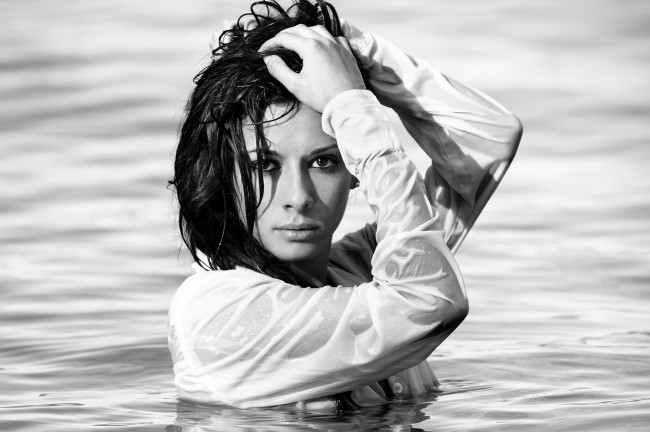 Обои картинки фото -Unsort Черно-белые обои, девушки, unsort, Черно, белые, обои, волосы, вода, рубашка, мокрый
