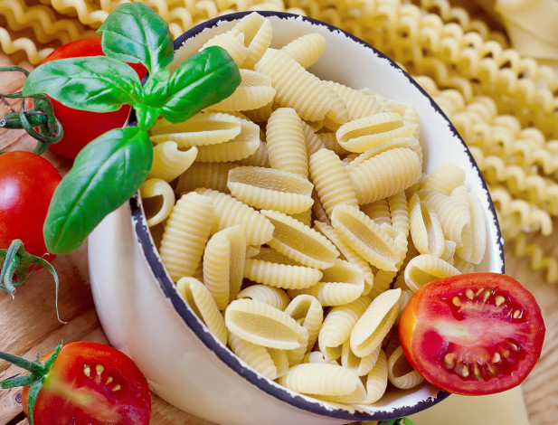 Обои картинки фото еда, макаронные блюда, базилик, помидор, ракушки