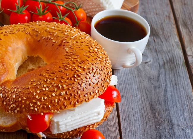 Обои картинки фото еда, бутерброды,  гамбургеры,  канапе, помидоры, кофе, выпечка, сыр