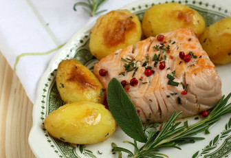 Картинка еда рыбные+блюда +с+морепродуктами рыба лосось картофель розмарин шалфей