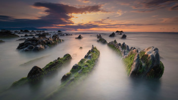 Картинка природа побережье испания баррика лето вечер закат небо облака пляж скалы камни выдержка