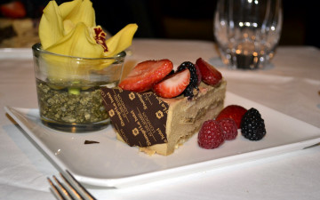 Картинка еда пирожные +кексы +печенье малина ежевика клубника орхидея