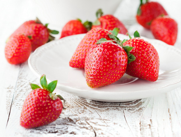 Обои картинки фото еда, клубника,  земляника, фрукты, тарелка
