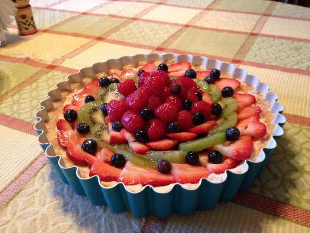 Обои картинки фото еда, пироги, клубника, киви, черника