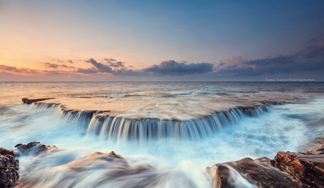 Обои картинки фото природа, побережье, море, потоки, камни, скалы, облака