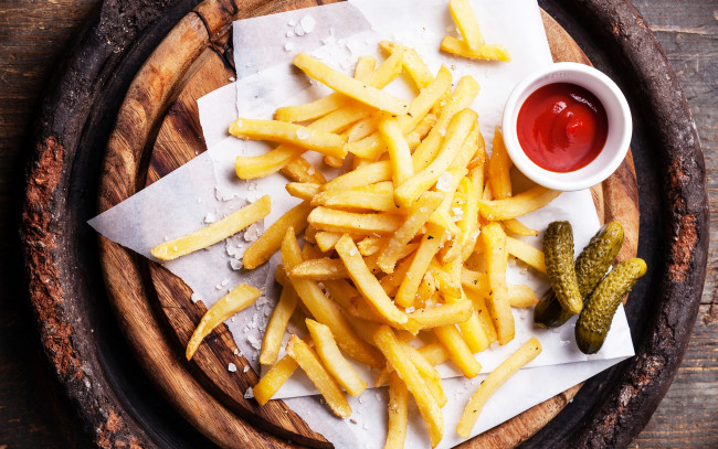 Обои картинки фото еда, картофель, огурцы, sauce, potato, соус, ломтики