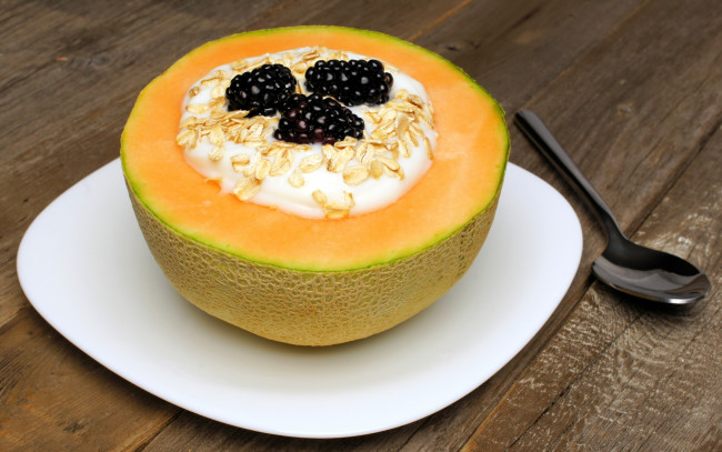 Обои картинки фото еда, мюсли,  хлопья, melon, berries, овсяные, хлопья, йогурт, дыня, завтрак, ягоды, сладкое, десерт, dessert, sweet