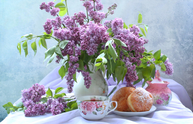Обои картинки фото еда, натюрморт, букет, чай, пончики, сирень, цветы, ваза, чашка