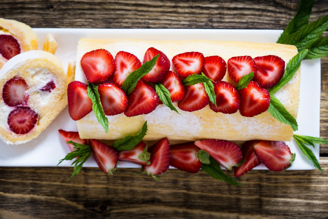 Обои картинки фото еда, пироги, пирог, рулет, клубника