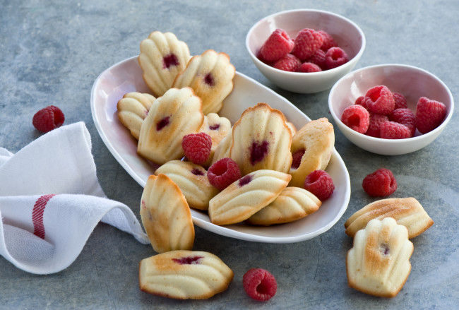 Обои картинки фото еда, пирожные,  кексы,  печенье, ягоды, печенье, тарелки, салфетка, малина