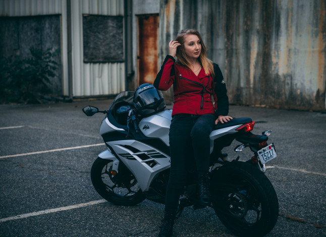 Обои картинки фото мотоциклы, мото с девушкой, девушки