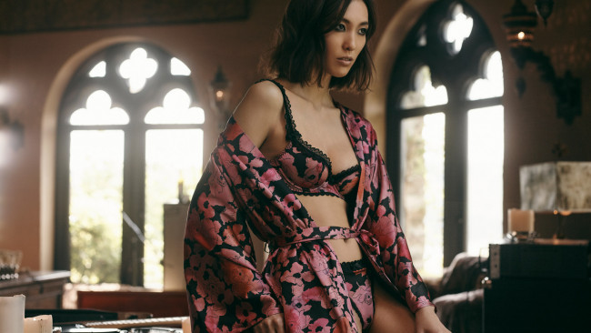 Обои картинки фото полина протодьяконова, девушки, полина, протодьяконова, модель, белье, халат, окна