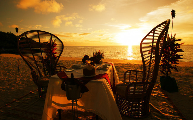 Обои картинки фото еда, сервировка, коктейли, стол, разное, песок, море, закат