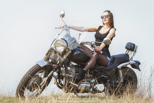 Обои картинки фото мотоциклы, мото с девушкой, девушки