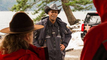 Картинка кино+фильмы resident+alien+ сериал шериф люди машина дерево озеро