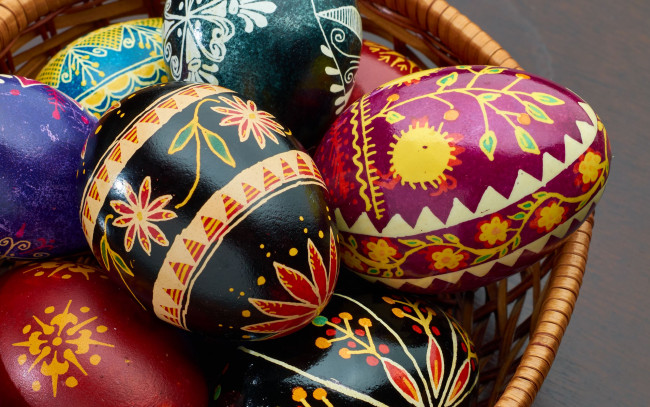 Обои картинки фото праздничные, пасха, корзинка, писанки