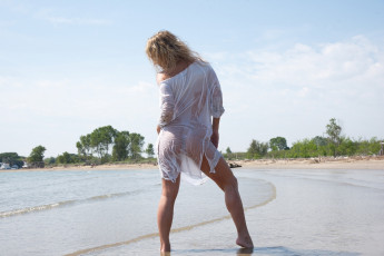 Картинка бестия девушки -+блондинки +светловолосые девушка женщина блондинка светловолосая сексуальная модель звезда позирует разная обувь верхняя стильная одежда нижнее эротическое бельё трусы лифчик колготки чулки аксессуары макияж и множество элементов на фотографии