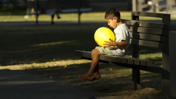 Картинка разное дети мальчик мяч скамейка