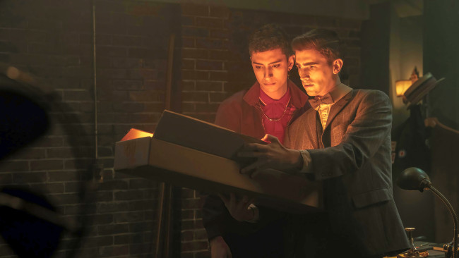 Обои картинки фото dead boy detectives , сериал 2024 – , кино фильмы, dead boy detectives, кадры, из, сериала, детективы, с, того, света, сeриал, детектив, комедия, фэнтези, криминал, charles, edwin