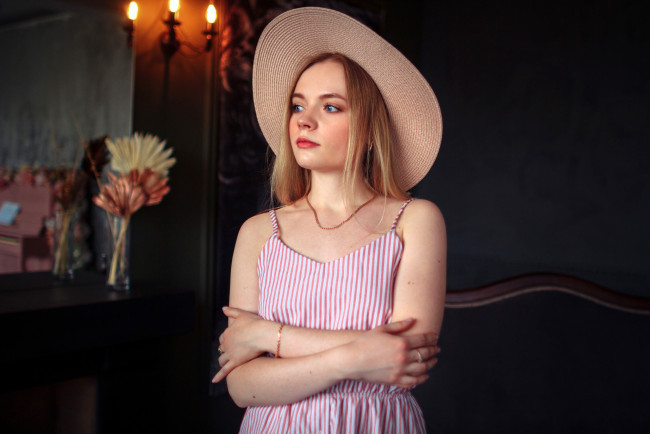 Обои картинки фото девушки, - блондинки,  светловолосые, блондинка, шляпа, сарафан