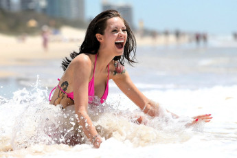 Картинка девушки jessica+jane+clement шатенка купальник тату море брызги