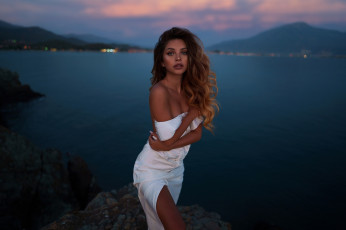 Картинка девушки -+брюнетки +шатенки девушка позирует