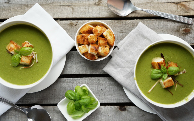 Обои картинки фото еда, первые блюда, базилик, суп, сухарики