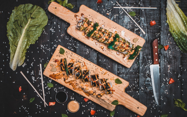 Обои картинки фото еда, рыба,  морепродукты,  суши,  роллы, японская, кухня, суши, роллы, ассорти