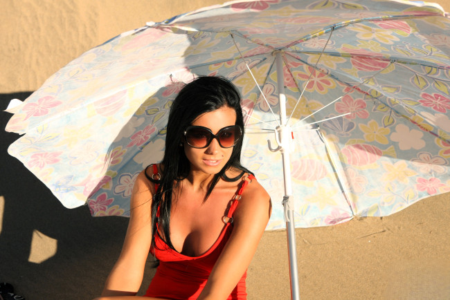 Обои картинки фото девушки, ashley bulgari, брюнетка, очки, платье, зонт, песок, пляж