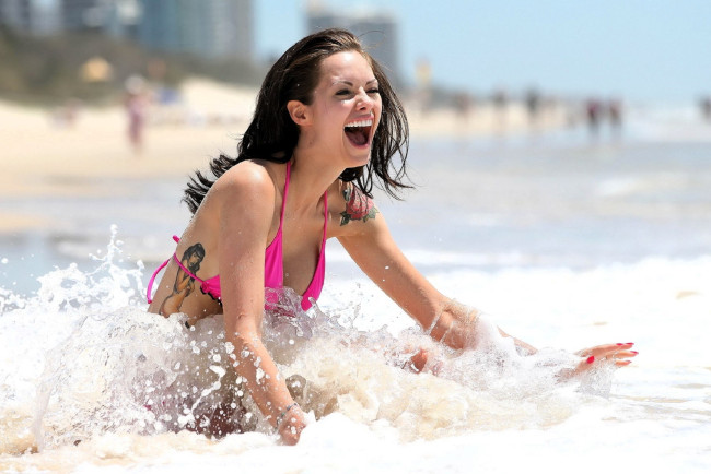 Обои картинки фото девушки, jessica jane clement, шатенка, купальник, тату, море, брызги