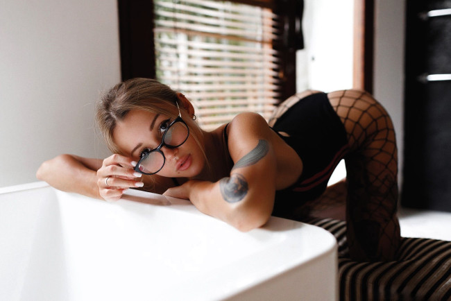 Обои картинки фото mikimakey, девушки, - брюнетки,  шатенки, русая, очки, тату, поза, купальник, колготки, сетка, стол